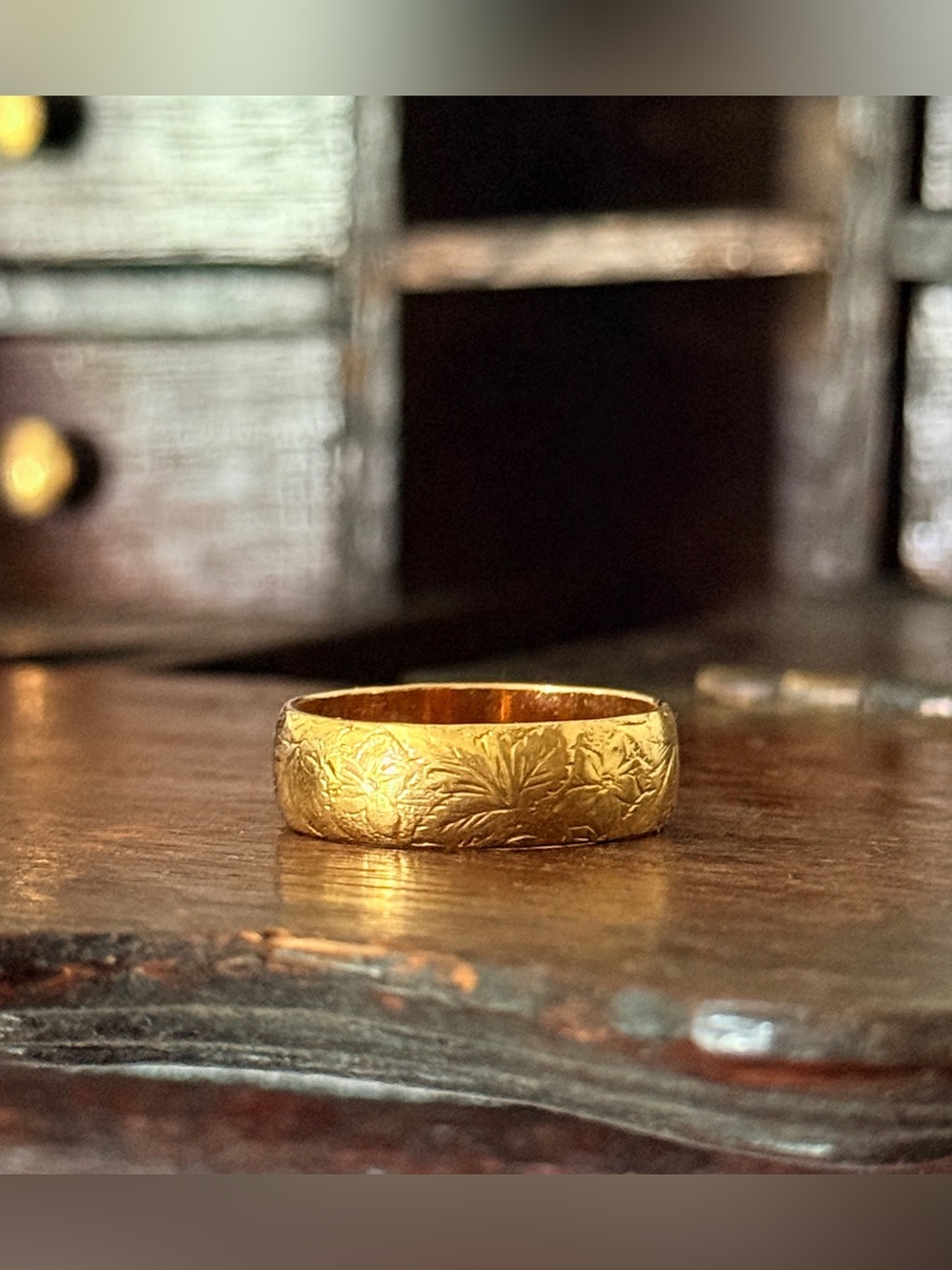 Very Vintage Rolled Yellow Gold Floral Engraved Band Ring, 9.5 US